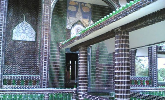 Templo Budista construido con botellas recicladas en Thailandia